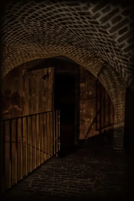 Charleston: 90-Minute Ghost and Dungeon Walking Tour